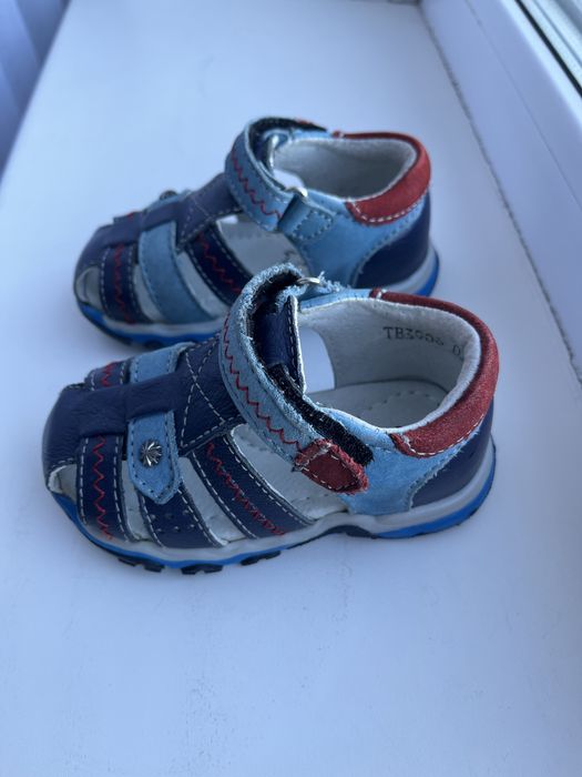 Продам детскую обувь