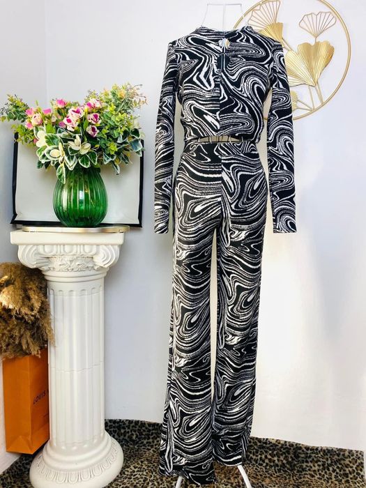 Compleu Zara marime M,merge si mai mult