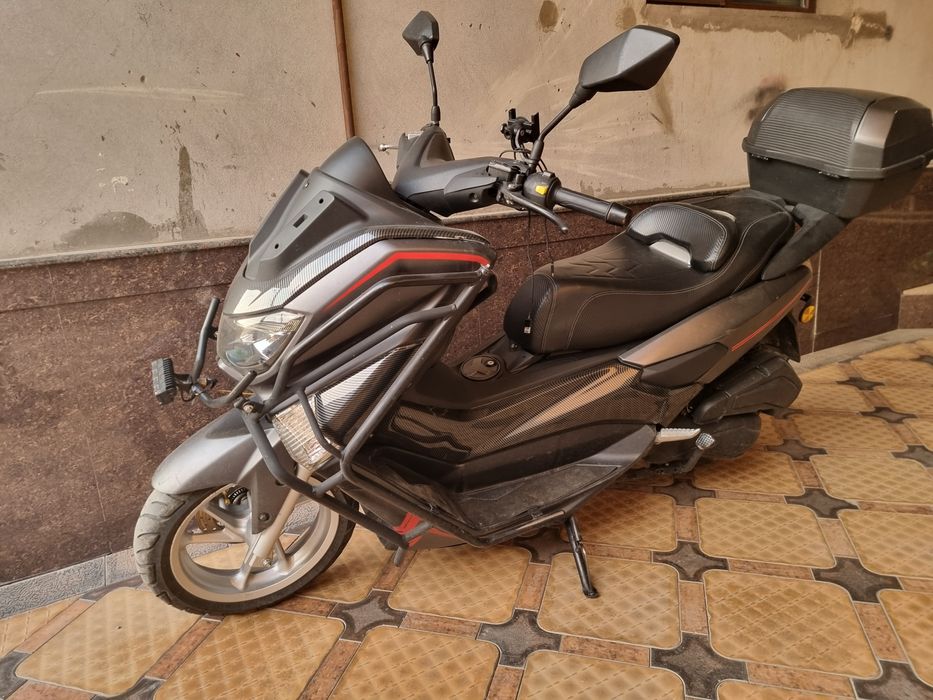 Skuter sotiladi benzinli