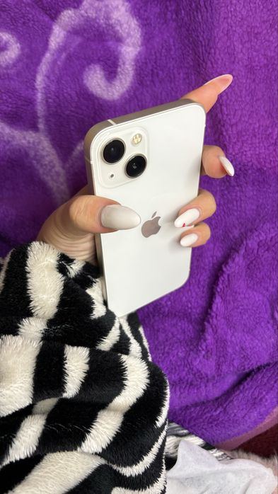 iPhone 13 белый.