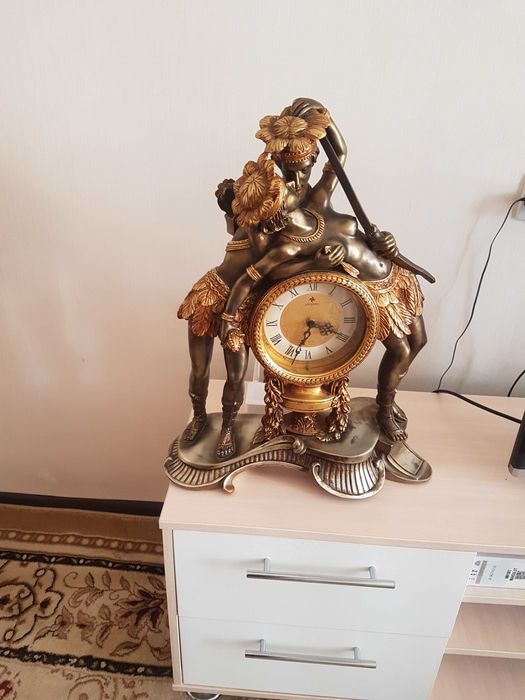 Интересные и необычные часы настольные или каминные.