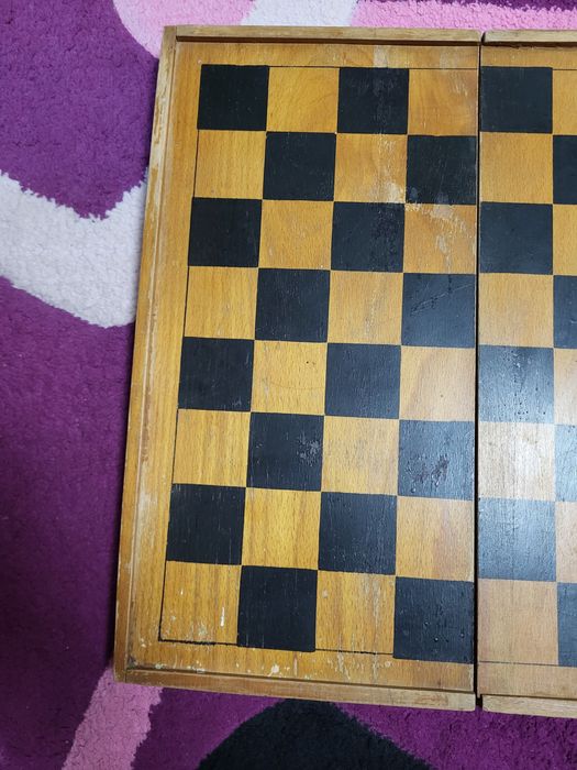 Vând cutie de lemn ptr jocul de table și sah