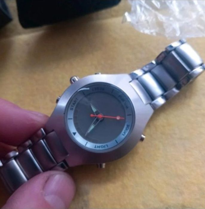 Ceas barbat NOU , cutie , necesita servisare baterii , ofer eu bateril
