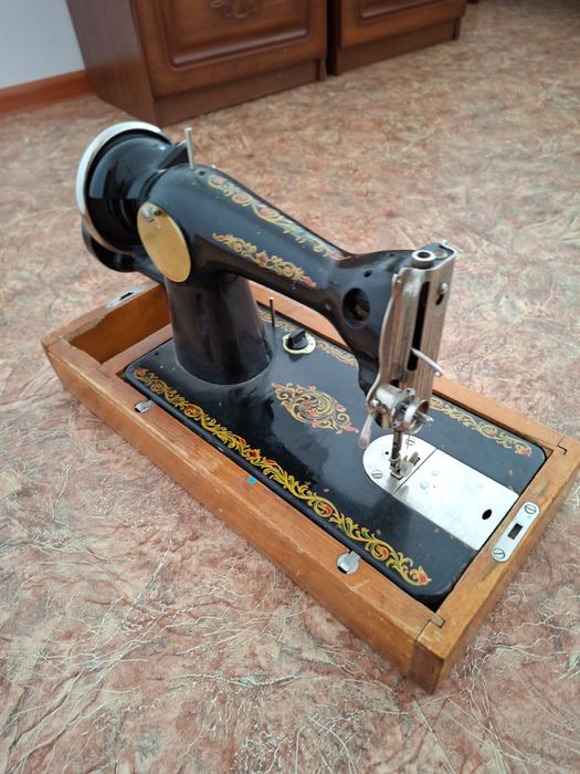 Ручная швейная машина в хорошем состоянии