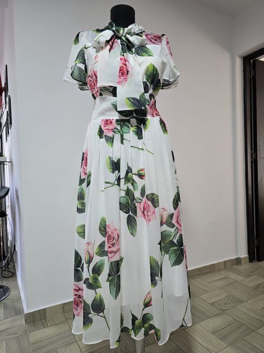 Rochie superba, model cu trandafiri, funda in zona bustului