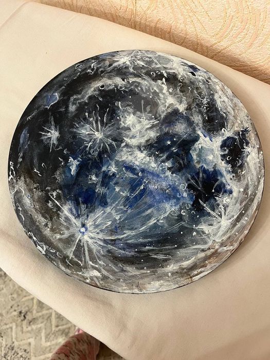 Круглая картина луны