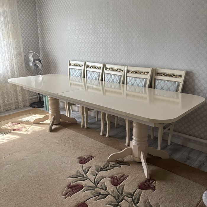 Стол со стульями в гостинную