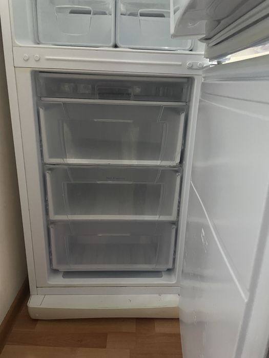 Двухкамерный холодильник Indesit, ES 18A, б/у, белый