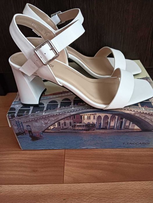 Продам босоножки