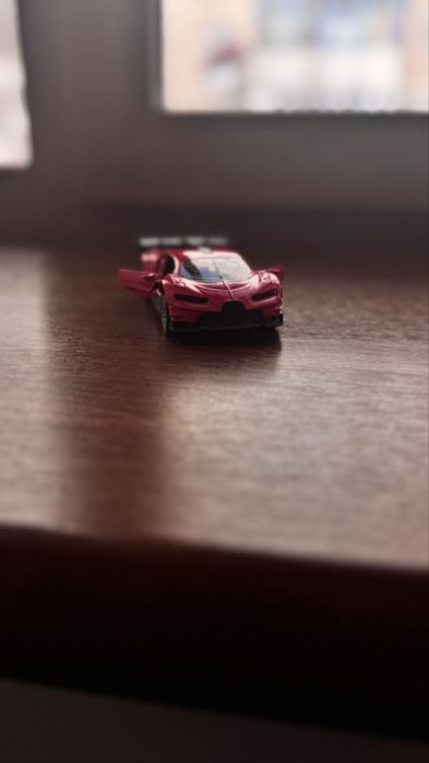 Красная машина марка Бугатти