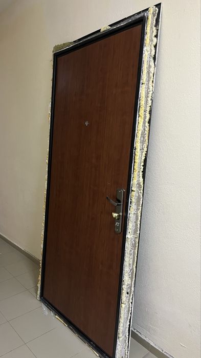 Продам металлическую дверь