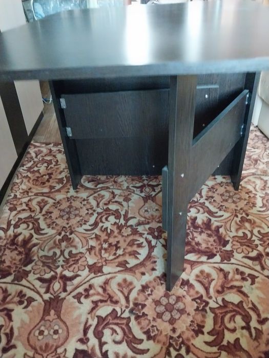 Стол стильный,обеденный