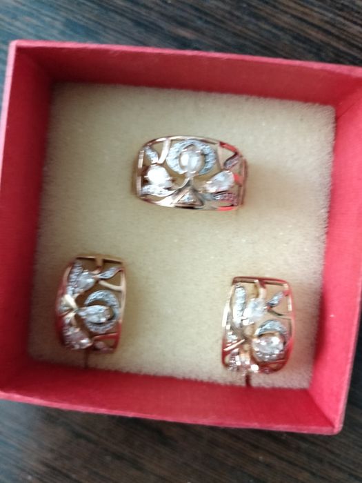 Набор из золота  Серьги и кольцо.