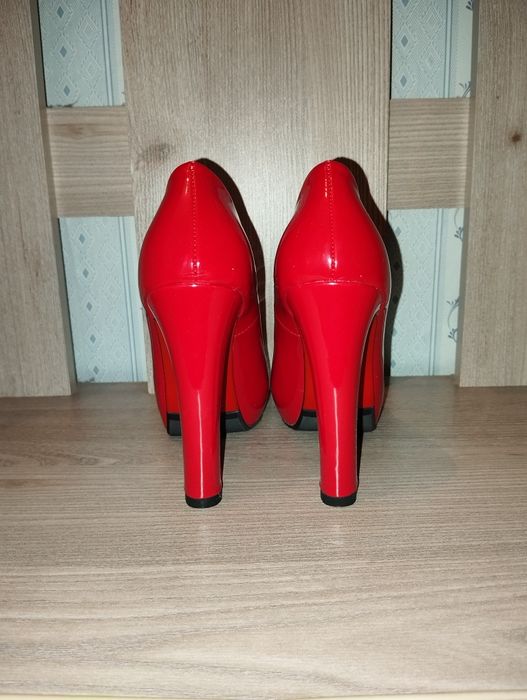 Продам женские туфли