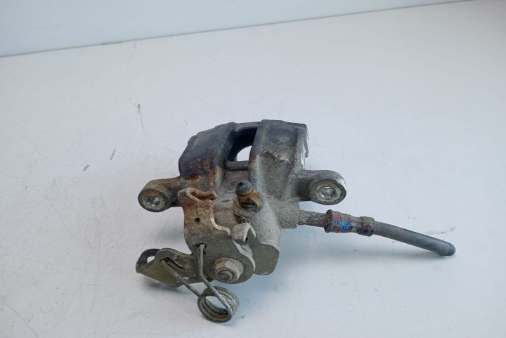 Etrier frana spate stanga Toyota Avensis a 2-a generatie T25