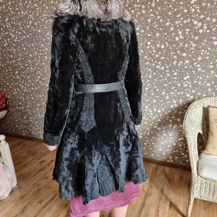 Продаю женское кожаное брэндовое пальто.пальто