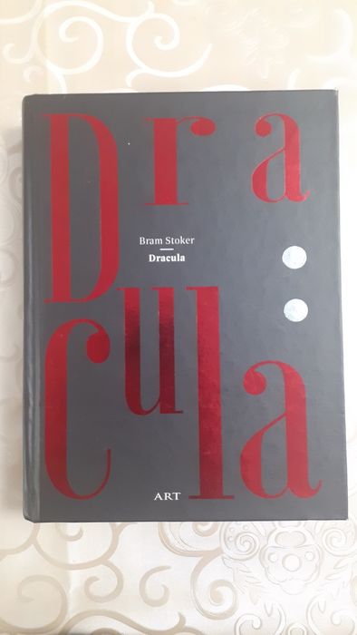 Vând carte Dracula