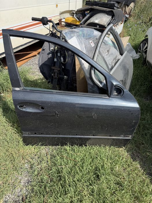 дясна задна   врата инсигния 2009 г и една предна дясна е класа w211