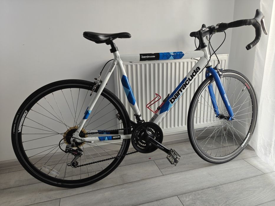 Cursieră Barracuda, 21 viteze (3x7), foarte rapidă, cauciucuri noi cumpărate pe 09.07.2026. Stare bună, gata de utilizare!