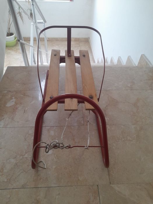 Детска шейна . Отлично състояние .