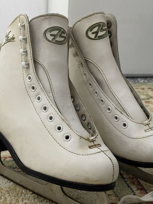 Продаются белые фигурные коньки First Stride