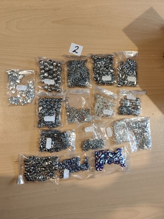 Мъниста и материали за мартеници