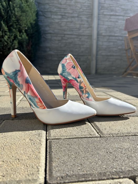 Pantofi cu toc infloriti