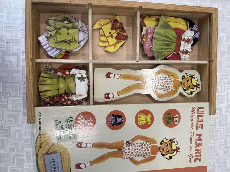 Игрушки и кукла, которую надо одевать