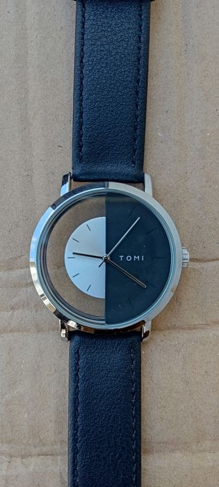 часы кварцевые Tomi B