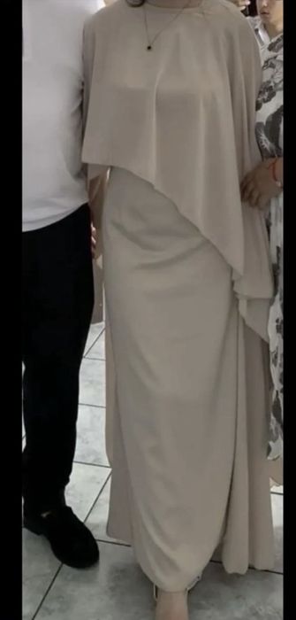 Продам бежевое платье