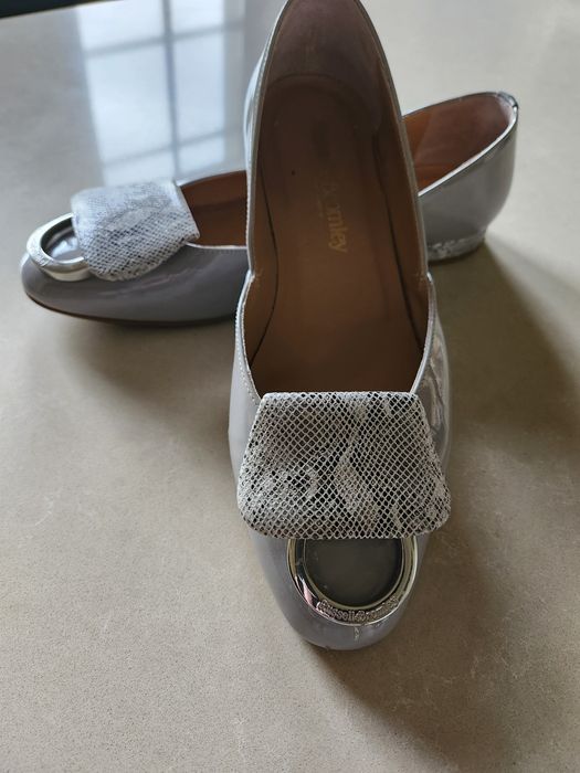 Елегантни обувки на английската марка Russell  Bromley