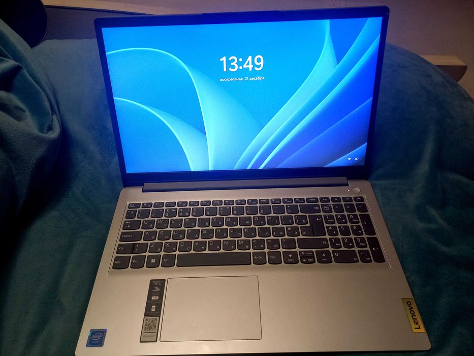 Ноутбук сотилади