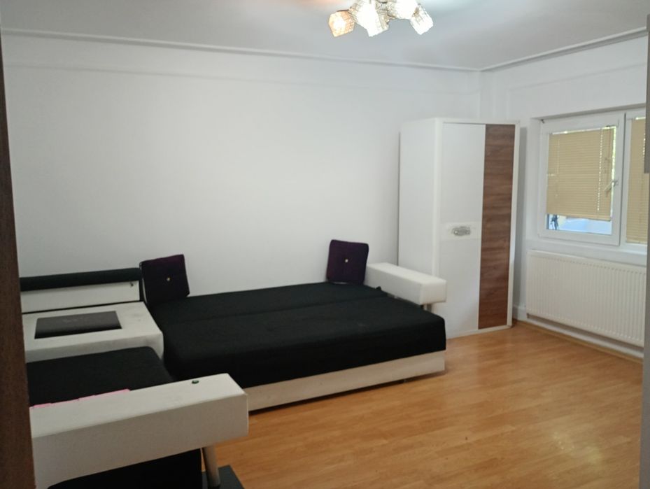 Apartament 3 camere, decomandat,zona centrală