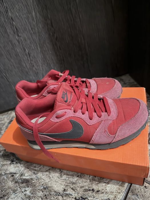 Маратонки Nike.