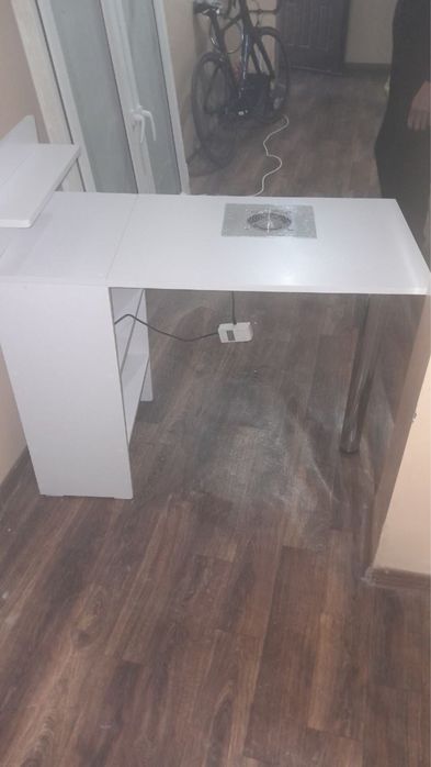 склодной маникюрный стол