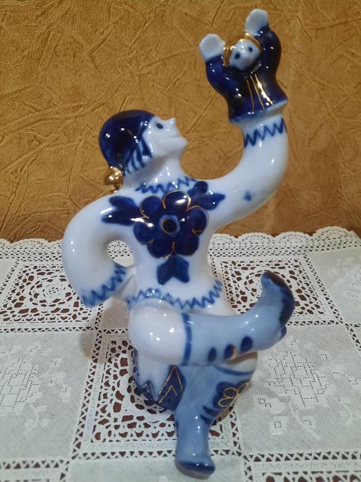 Статуэтка " Скоморох с куклой",  Бронницкий ФЗ "Возрождение". Фарфор,