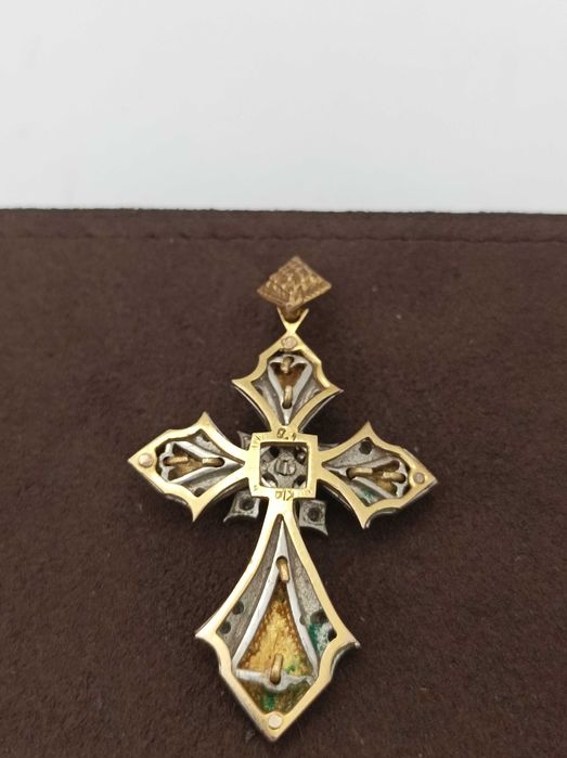 Луксозен кръст от 14 карата жълто и бяло злато с естествен рубин