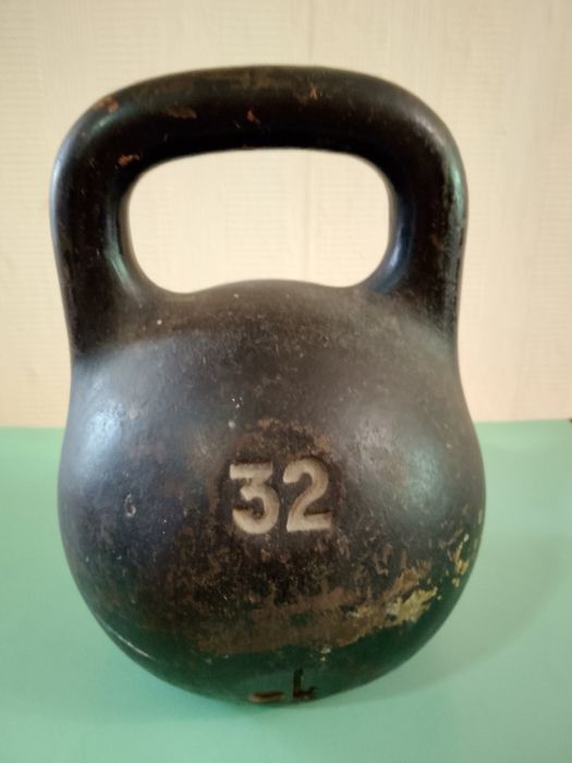 Советская чугунная гиря с заводской заглушкой, в отличном состоянии!