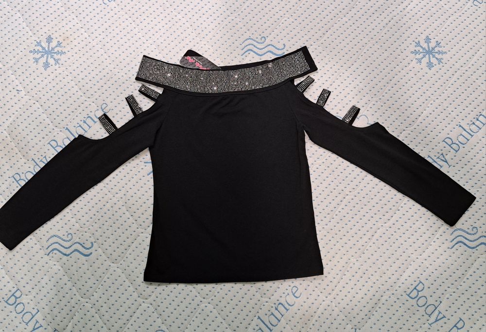 Дамска блуза с камъчета, размер "S", памучна материя.