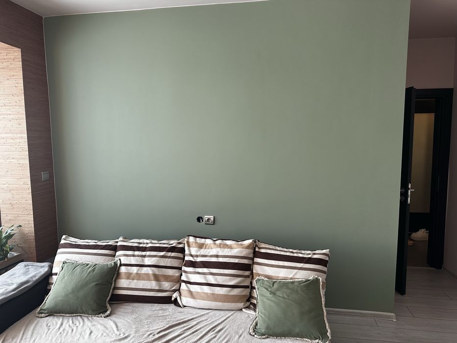 Диван с покет матрак и четири пухени възглавници