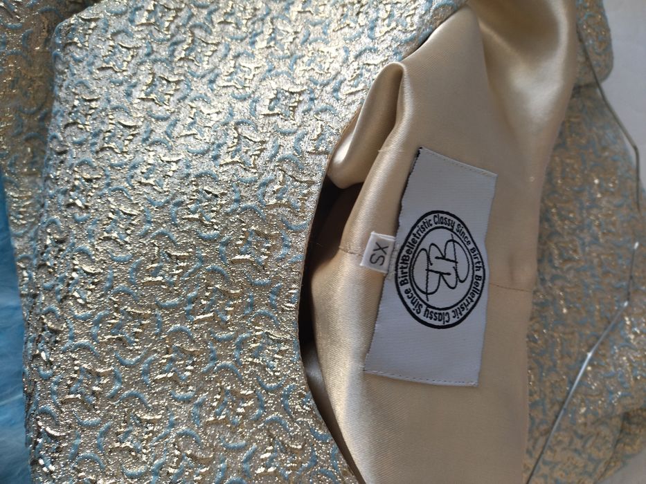 Рокля в златист и светло син цвят с пера