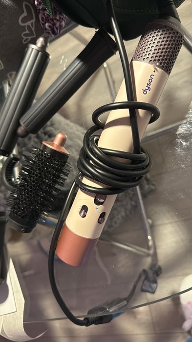 Vand ieftin Ondulator Dyson Multistyler folosit doar o data