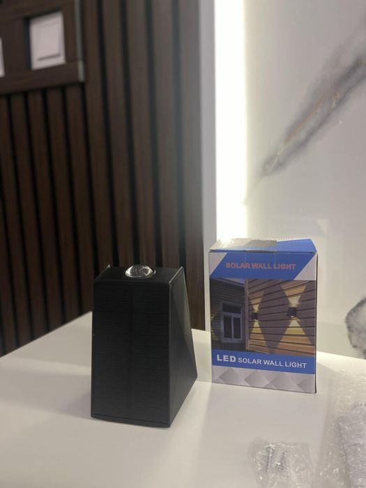 Соларна стенна лампа с двустранно осветление - модерна LED декорацият