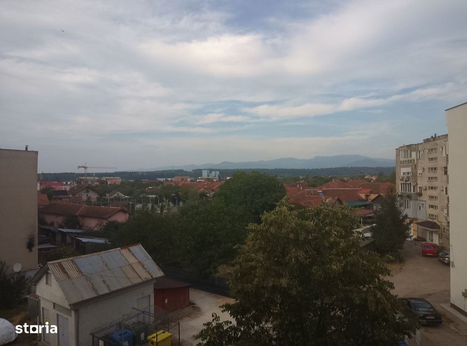 Apartament decomandat cu 2 camere și balcon închis