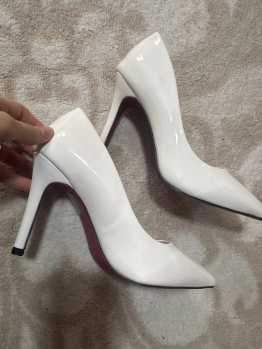 Pantofi albi 39.