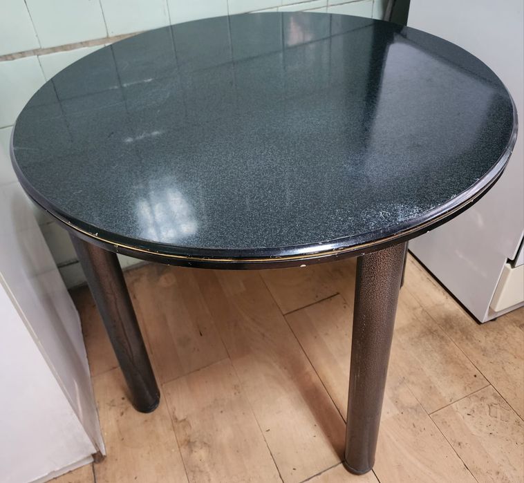 Стол в хорошем состоянии