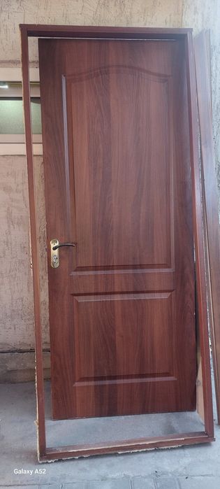 Продам межкомнатную дверь 80 см на 200 см