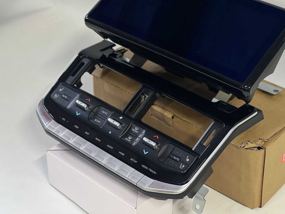 Монитор на Land Cruiser 300