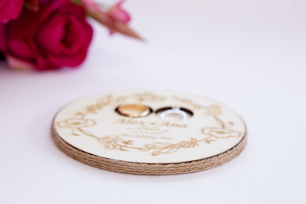 Suporturi de verighete pentru miri personalizate din lemn