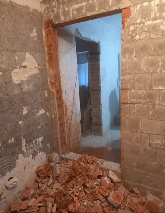 Demolări Taiere beton Decopertat gresie/faianta Transport moloz